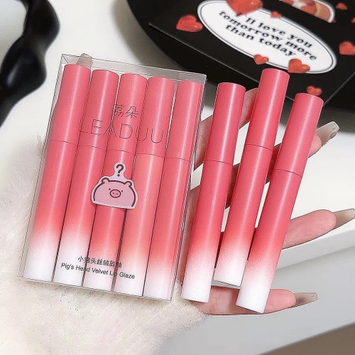 پک رژ لب مخملی خوکی LEADUU مدل Pig’s Head Velvet Lip